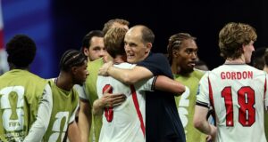 Inglaterra, Bélgica y EE. UU. sufren para ir a octavos El técnico Thomas Tuchel sonríe y abraza al delantero Harry Kane tras un partido de fútbol de Inglaterra.