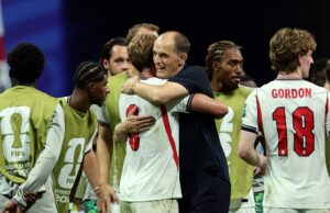 Inglaterra, Bélgica y EE. UU. sufren para ir a octavos El técnico Thomas Tuchel sonríe y abraza al delantero Harry Kane tras un partido de fútbol de Inglaterra.