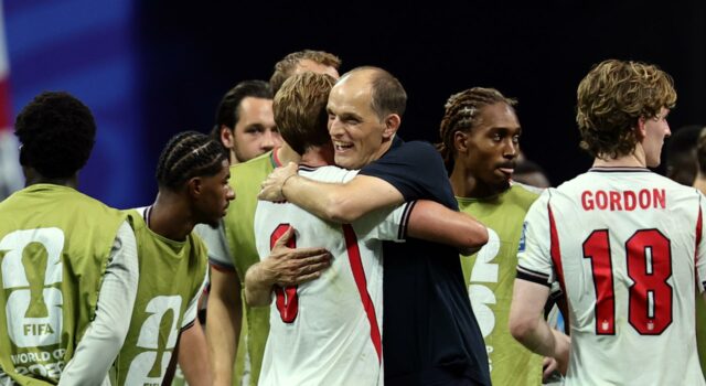 Inglaterra, Bélgica y EE. UU. sufren para ir a octavos El técnico Thomas Tuchel sonríe y abraza al delantero Harry Kane tras un partido de fútbol de Inglaterra.