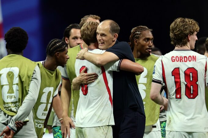 Inglaterra, Bélgica y EE. UU. sufren para ir a octavos El técnico Thomas Tuchel sonríe y abraza al delantero Harry Kane tras un partido de fútbol de Inglaterra.