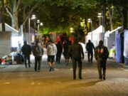 Tiroteo en Seattle deja tres muertos y cuatro heridos Personas caminando por la zona del tiroteo en Seattle Center rodeada de carpas nocturnas.
