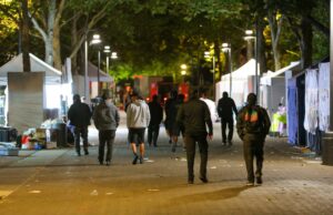 Tiroteo en Seattle deja tres muertos y cuatro heridos Personas caminando por la zona del tiroteo en Seattle Center rodeada de carpas nocturnas.