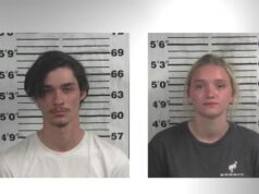 Tiroteo en Smith Lake deja dos arrestados por intento de asesinato Fotos de arresto de Michael David Hughes y Kimbley Michelle Cobb, acusados de intento de asesinato en Alabama.