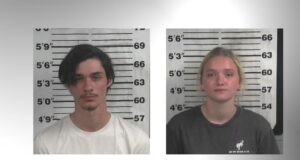 Tiroteo en Smith Lake deja dos arrestados por intento de asesinato Fotos de arresto de Michael David Hughes y Kimbley Michelle Cobb, acusados de intento de asesinato en Alabama.