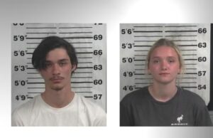 Tiroteo en Smith Lake deja dos arrestados por intento de asesinato Fotos de arresto de Michael David Hughes y Kimbley Michelle Cobb, acusados de intento de asesinato en Alabama.