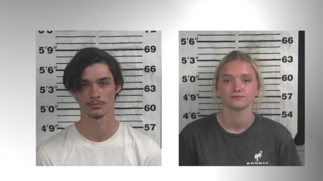 tiroteo-smith-lake-cullman-arrestados-fichas-policiales Fotos de arresto de Michael David Hughes y Kimbley Michelle Cobb, acusados de intento de asesinato en Alabama.
