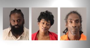 Policía de Birmingham clausura negocio ilegal y arresta a tres Fotos policiales de los tres sospechosos arrestados en el operativo de Birmingham: dos hombres y una mujer.