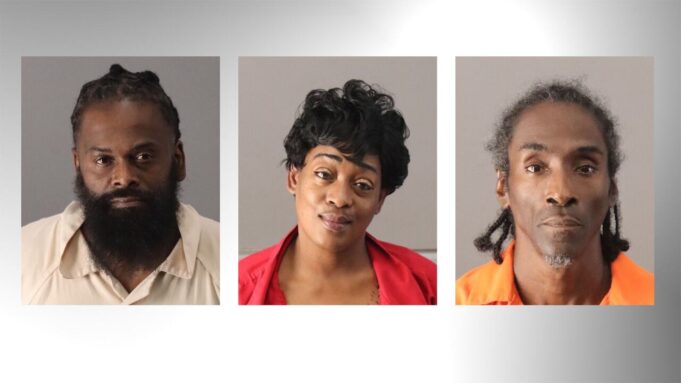 Policía de Birmingham clausura negocio ilegal y arresta a tres Fotos policiales de los tres sospechosos arrestados en el operativo de Birmingham: dos hombres y una mujer.