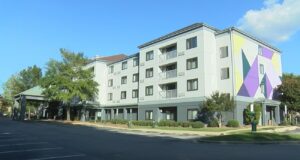 Fundación Tunnel to Towers renovará hotel para veteranos Fachada del hotel desocupado en Colonnade Parkway que será remodelado por Tunnel to Towers en Alabama.