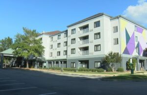Fundación Tunnel to Towers renovará hotel para veteranos Fachada del hotel desocupado en Colonnade Parkway que será remodelado por Tunnel to Towers en Alabama.