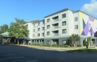 Fundación Tunnel to Towers renovará hotel para veteranos Fachada del hotel desocupado en Colonnade Parkway que será remodelado por Tunnel to Towers en Alabama.
