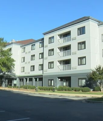 Fundación Tunnel to Towers renovará hotel para veteranos Fachada del hotel desocupado en Colonnade Parkway que será remodelado por Tunnel to Towers en Alabama.