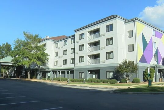 Fundación Tunnel to Towers renovará hotel para veteranos Fachada del hotel desocupado en Colonnade Parkway que será remodelado por Tunnel to Towers en Alabama.