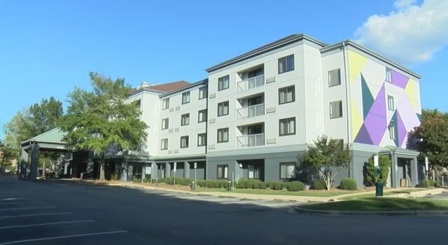Fundación Tunnel to Towers renovará hotel para veteranos Fachada del hotel desocupado en Colonnade Parkway que será remodelado por Tunnel to Towers en Alabama.