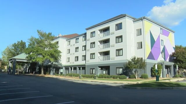 tunnel-to-towers-hotel-villas-veteranos-alabama Fachada del hotel desocupado en Colonnade Parkway que será remodelado por Tunnel to Towers en Alabama.