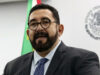 Ulises Lara renuncia a la fiscalía de casos relevantes de México Ulises Lara López con traje oscuro y lentes durante una conferencia de prensa en la fiscalía de México.