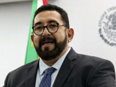 Ulises Lara renuncia a la fiscalía de casos relevantes de México Ulises Lara López con traje oscuro y lentes durante una conferencia de prensa en la fiscalía de México.