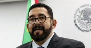 Ulises Lara renuncia a la fiscalía de casos relevantes de México Ulises Lara López con traje oscuro y lentes durante una conferencia de prensa en la fiscalía de México.