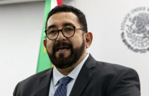 Ulises Lara renuncia a la fiscalía de casos relevantes de México Ulises Lara López con traje oscuro y lentes durante una conferencia de prensa en la fiscalía de México.