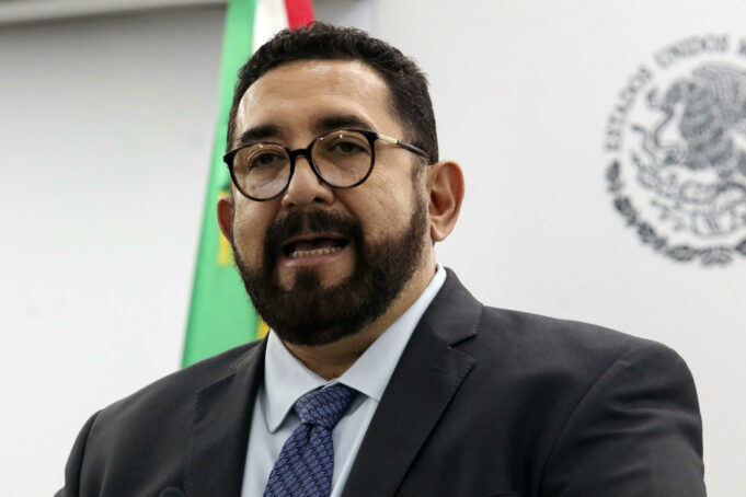 Ulises Lara renuncia a la fiscalía de casos relevantes de México Ulises Lara López con traje oscuro y lentes durante una conferencia de prensa en la fiscalía de México.
