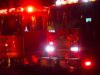 Universidad de Alabama lamenta muerte de dos alumnos en incendio Camiones de bomberos con luces rojas intermitentes estacionados durante la atención nocturna de un incendio en Alabama.