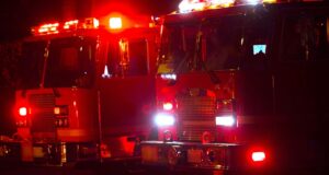 Universidad de Alabama lamenta muerte de dos alumnos en incendio Camiones de bomberos con luces rojas intermitentes estacionados durante la atención nocturna de un incendio en Alabama.