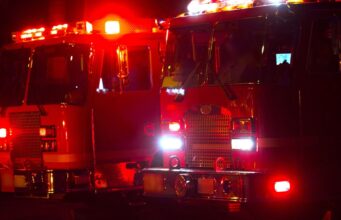 Universidad de Alabama lamenta muerte de dos alumnos en incendio Camiones de bomberos con luces rojas intermitentes estacionados durante la atención nocturna de un incendio en Alabama.