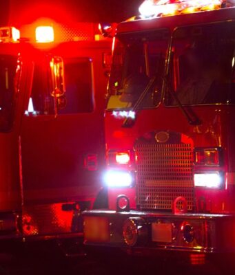 Universidad de Alabama lamenta muerte de dos alumnos en incendio Camiones de bomberos con luces rojas intermitentes estacionados durante la atención nocturna de un incendio en Alabama.