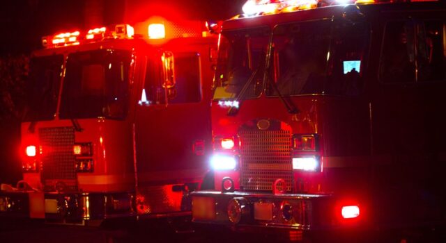 Universidad de Alabama lamenta muerte de dos alumnos en incendio Camiones de bomberos con luces rojas intermitentes estacionados durante la atención nocturna de un incendio en Alabama.