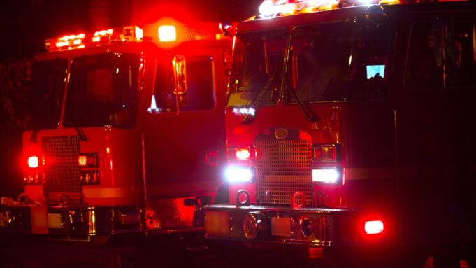 Universidad de Alabama lamenta muerte de dos alumnos en incendio Camiones de bomberos con luces rojas intermitentes estacionados durante la atención nocturna de un incendio en Alabama.