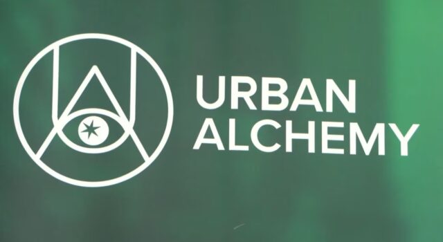 Birmingham Oasis impulsará atención a personas sin hogar Logotipo oficial de Urban Alchemy en color blanco sobre un fondo verde para el proyecto Birmingham Oasis.