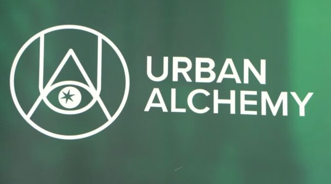 Birmingham Oasis impulsará atención a personas sin hogar Logotipo oficial de Urban Alchemy en color blanco sobre un fondo verde para el proyecto Birmingham Oasis.