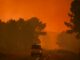 Incendio en Portugal moviliza a más de 800 bomberos Vehículo de emergencia transitando por carretera rodeada de humo por incendio forestal en Portugal.