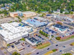 Vestavia Hills City Center es adquirido por $76 millones Vista aérea de Vestavia Hills City Center en Alabama, destacando el complejo comercial amc y los estacionamientos circundantes.