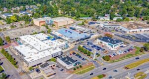 Vestavia Hills City Center es adquirido por $76 millones Vista aérea de Vestavia Hills City Center en Alabama, destacando el complejo comercial amc y los estacionamientos circundantes.