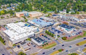Vestavia Hills City Center es adquirido por $76 millones Vista aérea de Vestavia Hills City Center en Alabama, destacando el complejo comercial amc y los estacionamientos circundantes.