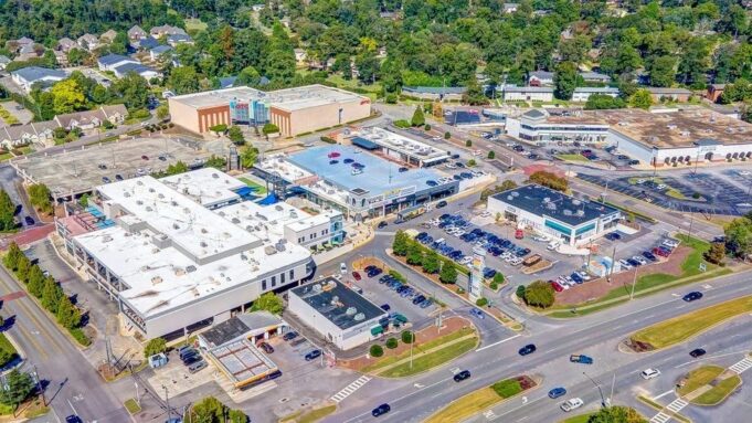 Vestavia Hills City Center es adquirido por $76 millones Vista aérea de Vestavia Hills City Center en Alabama, destacando el complejo comercial amc y los estacionamientos circundantes.