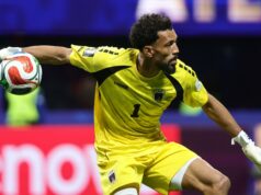 Fichaje de Vozinha por Colo Colo en el mercado de pases 2026 El arquero Vozinha, vistiendo el uniforme amarillo de Cabo Verde, sujeta el balón en una jugada del Mundial.