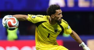 Fichaje de Vozinha por Colo Colo en el mercado de pases 2026 El arquero Vozinha, vistiendo el uniforme amarillo de Cabo Verde, sujeta el balón en una jugada del Mundial.