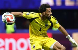 Fichaje de Vozinha por Colo Colo en el mercado de pases 2026 El arquero Vozinha, vistiendo el uniforme amarillo de Cabo Verde, sujeta el balón en una jugada del Mundial.
