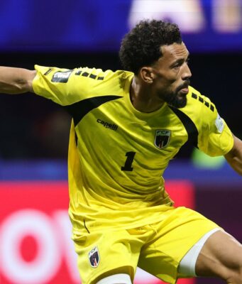 Fichaje de Vozinha por Colo Colo en el mercado de pases 2026 El arquero Vozinha, vistiendo el uniforme amarillo de Cabo Verde, sujeta el balón en una jugada del Mundial.