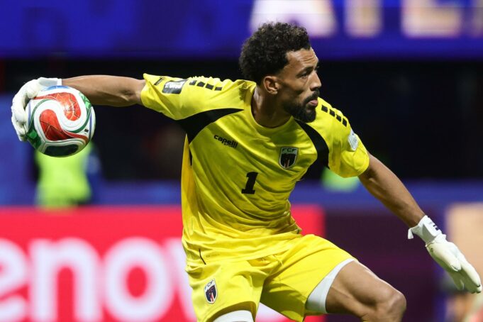 Fichaje de Vozinha por Colo Colo en el mercado de pases 2026 El arquero Vozinha, vistiendo el uniforme amarillo de Cabo Verde, sujeta el balón en una jugada del Mundial.