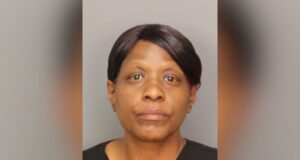 Alabama registra arresto de empleada por contrabando en prisión Retrato oficial de ficha policial de Yolanda Garrett detenida en Alabama por contrabando en la cárcel.
