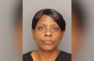Alabama registra arresto de empleada por contrabando en prisión Retrato oficial de ficha policial de Yolanda Garrett detenida en Alabama por contrabando en la cárcel.