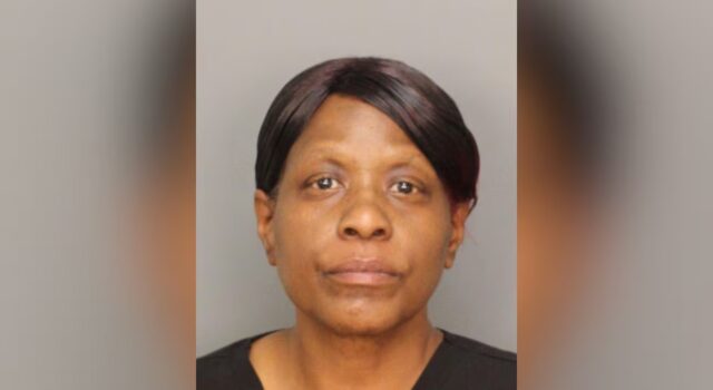 Alabama registra arresto de empleada por contrabando en prisión Retrato oficial de ficha policial de Yolanda Garrett detenida en Alabama por contrabando en la cárcel.