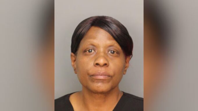 Alabama registra arresto de empleada por contrabando en prisión Retrato oficial de ficha policial de Yolanda Garrett detenida en Alabama por contrabando en la cárcel.