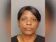 Alabama registra arresto de empleada por contrabando en prisión Retrato oficial de ficha policial de Yolanda Garrett detenida en Alabama por contrabando en la cárcel.