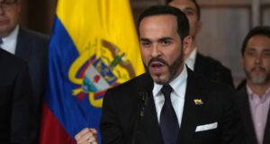 Colombia aprueba la extradición de exnegociadores a EE.UU. El presidente Abelardo de la Espriella da un discurso frente a la bandera de Colombia durante un anuncio oficial.