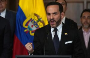 Colombia aprueba la extradición de exnegociadores a EE.UU. El presidente Abelardo de la Espriella da un discurso frente a la bandera de Colombia durante un anuncio oficial.
