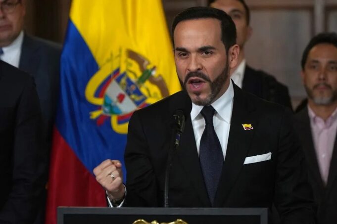Colombia aprueba la extradición de exnegociadores a EE.UU. El presidente Abelardo de la Espriella da un discurso frente a la bandera de Colombia durante un anuncio oficial.